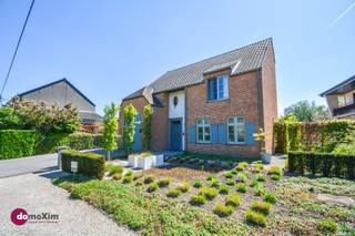 <p><span>Exclusieve, energiezuinige villa op een rustige locatie in Schiplaken</span></p><p><span> </span></p><p><span>Droom je van luxe en een moderne woning in een rustige, groene omgeving? Deze exclusieve villa biedt alles wat je zoekt en méér. Met een uitmuntende afwerking, energielabel A en aandacht voor duurzaamheid, is dit een huis om in weg te dromen!</span></p><p><span> </span></p><p><span>Bij binnenkomst in de royale, open inkomhal valt meteen de stijlvolle afwerking en overvloed aan licht op. Vanuit de gezellige leefruimte met zit- en eetgedeelte geniet je van zicht op de volledig aangelegde tuin.De hypergeïnstalleerde leefkeuken is voorzien van alle luxe die je maar kunt wensen. Aansluitend vind je een ruime, praktisch ingerichte berging. Verder biedt het gelijkvloers ook nog een ruime inpandige garage, een aparte bureauruimte / slaapkamer en douchekamer met wastafel & toilet.</span></p><p><span> </span></p><p><span>Op de eerste verdieping heb je drie ruime slaapkamers, waarbij de master bedroom een privé badkamer heeft met dubbele wastafel, bubbelbad en een prachtige dressing. Verder heb je nog een extra douchekamer met wastafel tussen de 2 kinderkamers.</span></p><p><span> </span></p><p><span>De zolderverdieping? Die is volledig afgewerkt en kan ingericht worden als extra slaapkamers of een stijlvolle home-office. Hier vind je ook de technische ruimte en extra opslagruimte.</span></p><p><span> </span></p><p><span>Buiten biedt de villa alles voor jouw comfort en privacy. Geniet van de prachtig aangelegde tuin, het gezellige terras of het overdekt terras, waar je in alle rust kunt ontspannen. De oprit heeft daarnaast voldoende ruimte voor je wagens.</span></p><p><span> </span></p><p><span>Extra troeven:</span></p><p><span> </span></p><ul><li><span>Vloerverwarming met warmtepomp</span></li><li><span>Zonnepanelen</span></li><li><span>Regenwaterput</span></li></ul><p><span> </span></p><p><span>Deze villa biedt niet alleen luxe maar ook een toplocatie: wandel- en fietsroutes om de hoek en een uitstekende verbinding naar Leuven, Mechelen, Brussel en Antwerpen.</span></p><p><span> </span></p><p><span>Ben je klaar om luxe op z'n best te ontdekken? Bel ons voor een afspraak en kom deze villa zelf ervaren!</span></p><p><span> </span></p><p><span>015 20 36 00 - <span>info@domoxim.be</span></span></p><p><span> </span></p><p><span>domoXim. Waar dromen thuis komen!</span></p><p><span> </span></p><p><span>Ook de waarde van je </span><span>eigen</span><span> woning kennen? Wij geven je graag advies.</span></p>
