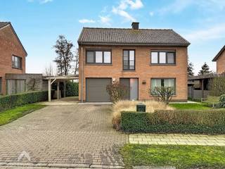 Deze ruime villa is rustig gelegen in een doodlopende straat en biedt een ideale combinatie van comfort, ruimte en privacy. Via de inkomhal betreedt...