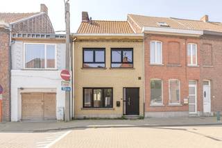 <u>Vraagprijs: 249.000 EUR</u><br /><br />✨ Bent u op zoek naar een instapklare woning met een moderne, hedendaagse uitstraling? Dan is deze prachtig gerenoveerde rijwoning in de Nieuwstraat 71 te Wevelgem precies wat u zoekt!<br /><br />📍 Topligging<br />Deze woning bevindt zich in een centrale en gegeerde buurt, op wandelafstand van winkels, scholen, openbaar vervoer en gezellige horecazaken. Dankzij de vlotte verbinding met de belangrijkste invalswegen geniet u bovendien van een uitstekende bereikbaarheid.<br /><br />🏠 Indeling<br />Bij het binnenkomen wordt u verwelkomd in een verzorgde inkomhal met gastentoilet.<br />🌟 De lichtrijke woonkamer sluit naadloos aan op de gezellige eetruimte en de moderne, volledig uitgeruste keuken. Vanuit de keuken heeft u toegang tot de onderhoudsvriendelijke binnenkoer, de ideale plek om te genieten van een ontbijt in de zon of een gezellige zomeravond.<br /><br />🛏️ Eerste verdieping<br />2 ruime slaapkamers<br />Stijlvolle badkamer met inloopdouche, toilet en modern lavabomeubel<br />Praktische wasplaats<br /><br />🛏️ Tweede verdieping<br />Royale derde slaapkamer<br />Tweede badkamer met douche en lavabo, ideaal als privé-suite of comfortabele gastenkamer.<br /><br />💎 Troeven van deze woning<br />✔️ Volledig gerenoveerd<br />✔️ Moderne en kwalitatieve afwerking<br />✔️ 3 volwaardige slaapkamers<br />✔️ 2 stijlvolle badkamers<br />✔️ Praktische wasplaats<br />✔️ Gezellige, onderhoudsvriendelijke binnenkoer<br />✔️ Centrale ligging nabij alle voorzieningen<br />✔️ Instapklaar – verhuizen zonder zorgen!<br /><br />❤️ Deze woning combineert hedendaags wooncomfort, een praktische indeling en een uitstekende ligging. De perfecte thuis voor gezinnen, jonge koppels of wie op zoek is naar een stijlvolle, instapklare woning.<br /><br />📞 Interesse? Contacteer <strong>Lukas +32 477 09 91 02 of mail lukas@vastgoedcanniere.be</strong> vandaag nog voor een bezoek en ontdek zelf de charme van deze prachtige woning!