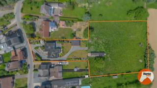 EERSTE BEZOEKDAG ZONDAG 14/06 VAN 10u TOT 14u (enkel op afspraak)<br /><br />HILLEGEM - Deze schitterende architectenwoning bieden we aan in het landelijke Hillegem, op wandelafstand van het station en centrum van Herzele en vlakbij de Provincieweg richting Aalst en Zottegem. Scholen en warenhuizen in de buurt. De woning staat op een perceel van 4750m² en heeft 250m² bewoonbare oppervlakte.<br /><br />Door zijn speciale indeling is deze woning zeker zijn tijd vooruit, het heeft een minimum aan trappen, waardoor het ook als een zeer toegankelijke woning kan worden beschouwd.<br />De indeling is als volgt, inkomhal met vestiaire, toegang naar slaapgedeelte met enkel trapjes, er zijn 3 grote slaapkamers en een badkamer met inloopdouche.<br />De andere kant van de woning hebben we dan het leefgedeelte met grote woonkamer en salon en overal zicht op de grote tuin ( veel lichtinval). Verder is er nog de keuken en eetkamer.<br />In de benedenruimte ( slechts enkele trappen) treffen we veel stockageplaats aan een een grote garage.<br /><br />Het huis beschikt over een grote, mooie tuin, met aansluitend een weide van 3500m² ( ideaal voor paarden). Op de weide is er een groot schuilhok en in de tuin is er nog een carport voor 3 wagens, of een polyvalente ruimte.<br /><br />Onlangs werd de volledige woning met crepi bekleed.<br />Het EPC is momenteel E, maar met een beperkte kost van 10 zonnepanelen komen we reeds in D ( simulatie aanwezig).<br /><br />Bent u op zoek naar een instapklare, lichtrijke en ruime OB met een mooie tuin en achterliggende weide, maak dan snel een afspraak via 053/60.65.60
