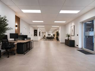 Bent u op zoek naar een professionele uitvalbasis voor uw onderneming? Ontdek deze instapklare ruimte op een toplocatie in het hart van Tielt. Dankzij de centrale ligging, op wandelafstand van de Markt, handelszaken en diverse voorzieningen, geniet u van een uitstekende bereikbaarheid én een hoge visibiliteit voor uw zaak.<br /><br />De ruimte werd volledig geschilderd en is uitgerust met energiezuinige ledverlichting en nieuwe verwarmingselementen, waardoor u zonder bijkomende investeringen meteen van start kunt gaan. <br /><br />Beschikbaar in overleg. <br />Provisie gemeenschappelijke kosten: €50/ maand.<br /><br />Interesse in dit pand? Naam vandaag nog contact op met ons voor meer informatie of een vrijblijvende bezichtiging. Hier krijgt u onderneming de zichtbaarheid en professionele uitstraling die ze verdient!