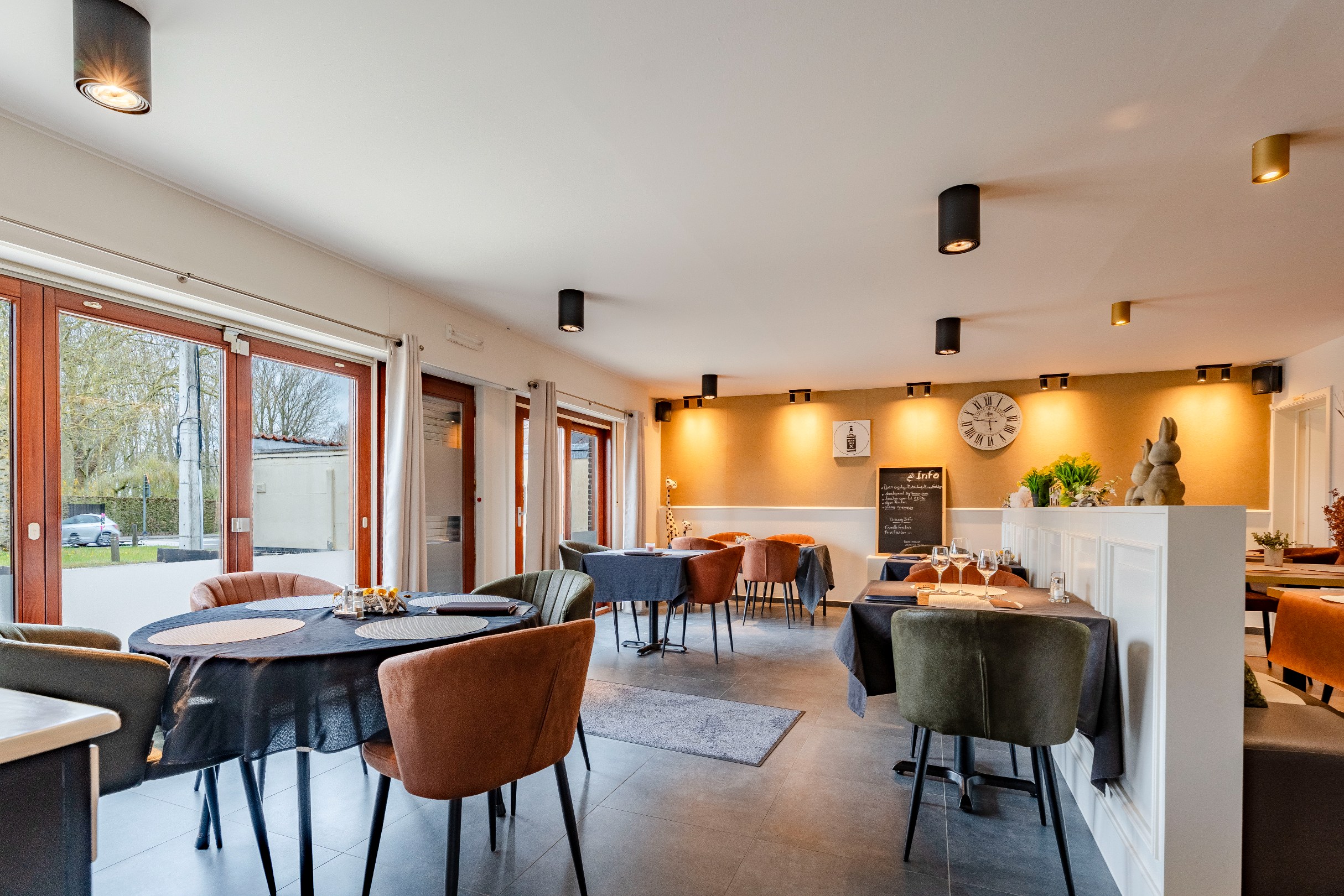 RUIME WONING MET 4 SLAAPKAMERS WAARBIJ WONEN EN ONDERNEMEN ONDER HET ZELFDE DAK MOGELIJK IS! - foto 2