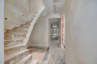 <p><span>Prachtige verder af te werken woning met grote tuin te Kapellen</span></p><p><span> </span></p><p><span>In een rustige </span><span>doodlopende straat</span><span> vlak bij het centrum van Putte (Kapellen), ligt deze </span><span>ruime woning</span><span> die je volledig naar eigen smaak kan afwerken. Met een </span><span>bewoonbare oppervlakte van ca 240 m² </span><span>op een </span><span>perceel van 235 m²</span><span> heb je hier ruimte voldoende.</span></p><p><span> </span></p><p><span>Op het gelijkvloers kom je binnen via een ruime inkomhal. Van daaruit heb je toegang tot de inpandige garage, een aparte traphal, een badkamer of doucheruimte, een praktische berging en een aparte ruimte voor afvalopslag. Achteraan vind je een polyvalente ruimte met zicht op de tuin, perfect als bureau, hobbyruimte of zelfs extra slaapkamer.</span></p><p><span> </span></p><p><span>De eerste verdieping is volledig ingericht als leefruimte. De open indeling zorgt voor een ruimtelijk gevoel, en dankzij de grote raampartijen geniet je hier van veel natuurlijk licht. De leefruimte strekt zich uit over ongeveer 65 m² en geeft uit op een terras van 19 m², ideaal om gewoon even te ontspannen.</span></p><p><span> </span></p><p><span>Op de bovenste verdieping bevindt zich de masterbedroom met ruimte voor een dressing. Verder is er een tweede badkamerruimte, een ruime overloop met lichtkoepel, en nog twee extra volwaardige slaapkamers.</span></p><p><span> </span></p><p><span>Volgende werken werden reeds uitgevoerd in de woning:</span></p><p><span> </span></p><p><span>Alle verdiepingen werden voorzien van vloerverwarming</span></p><p><span>Woning is volledig gechapt.</span></p><p><span>Alle plafonds voorzien van gyprocplaten</span></p><p><span>Alle muren zijn bezet.</span></p><p><span>Er is voorziening voor opvang regenwater + septische putten: keuring is OK</span></p><p><span>Woning voorzien van een warmtepomp</span></p><p><span>Woning voorzien van ventilatiesysteem</span></p><p><span>Woning voorzien van elektrische bekabeling</span></p><p><span> </span></p><p><span>Troeven:</span></p><p><span> </span></p><p><span>Rustige ligging in doodlopende straat nabij centrum Putte</span></p><p><span>Casco woning: volledig naar eigen smaak af te werken</span></p><p><span>Grote leefruimte (65 m²) met veel lichtinval</span></p><p><span>Zuidgericht terras (19 m²)</span></p><p><span>Inpandige garage en polyvalente ruimte met tuinzicht</span></p><p><span>Drie slaapkamers, twee badkamers mogelijk</span></p><p><span>Aankoop onder registratierechten</span></p><p><span> </span></p><p><span>Ben jij geïnteresseerd in deze casco woning te koop in Kapellen, ben je op zoek naar ander vastgoed of wens je de waarde van jouw eigendom te kennen? Dan ben je bij BOLT immo aan het juiste adres! Wij helpen jou graag verder.</span><span> </span></p>