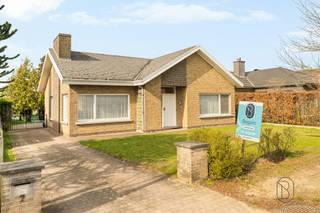 <p>Te koop: ruime en rustig gelegen gelijkvloerse gezinswoning met grote tuin en garage, op een topligging in Waregem. <br /><br />Op een topligging in Waregem, vlak bij het Amerikaans kerkhof en met een snelle verbinding naar de E17, bevindt zich deze gelijkvloerse open bebouwing met drie slaapkamers, garage en een grote tuin.<br /><br />Wat maakt deze woning uniek?<br />Je komt binnen via de inkomhal met apart gastentoilet, gevolgd door een grote, lichtrijke leefruimte die uitkijkt op de zonnige tuin. De keuken is praktisch ingericht en beschikt over een extra ontbijthoek. Verder biedt de woning drie volwaardige slaapkamers, een badkamer en een nachthal.<br />Een inpandige garage is aanwezig, net als een grote geïsoleerde zolder die mogelijkheden biedt.<br />In de grote tuin met terras vind je bovendien een extra garage/opbergplaats met bijkomend terrasje.<br /><br />Troeven van deze woning<br />• Topligging in Waregem<br />• Snelle toegang tot de E17<br />• Rustige straat met veel privacy<br />• Gelijkvloerse open bebouwing<br />• Inpandige garage<br />• Zonnige en goed onderhouden tuin<br />• Ruime geïsoleerde zolder<br /><br />Interesse? Bezoek na afspraak via charlotte@immobeguin.be</p>