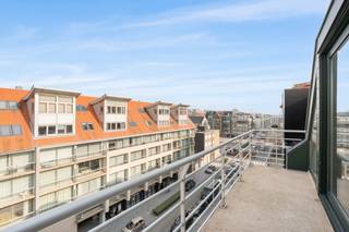 <p>Te koop: zeer ruim appartement in de Vlaanderenstraat, centraal gelegen in het hart van Nieuwpoort, op korte afstand van winkels, horeca en openbaar vervoer.</p>

<p> </p>

<p>Dit appartement (bouwjaar 1999) biedt een royale leefruimte en een praktische indeling. Dankzij de centrale ligging geniet u van alle voorzieningen binnen handbereik. Bovendien is er een unieke optie tot aankoop van een 3-dubbele garage in de residentie – ideaal voor wie extra parkeerruimte zoekt.</p>

<p> </p>

<p>Belangrijkste ruimtes:<br />• Living met veel lichtinval en toegang tot het terras<br />• Keuken met functionele indeling<br />• Twee slaapkamers, beide comfortabel en rustig gelegen<br />• Badkamer met ligbad en wastafel<br />• Apart toilet<br />• Berging voor extra opslag<br />• Inkomhal die de verschillende ruimtes verbindt<br />• Terras voor buitenmomenten</p>

<p> </p>

<p>Troeven:<br />• Zeer ruim appartement<br />• Optie tot aankoop 3-dubbele garage in residentie<br />• Centrale ligging nabij winkels en openbaar vervoer</p>

<p> </p>

<p>Neem vandaag nog contact op met uw ERA-makelaar voor een bezoek.<br />058 222 222 of op gert@eraservimo.be</p>

<p> </p>

<p>JOUW DROOMAPPARTEMENT. ZO GEVONDEN!</p>