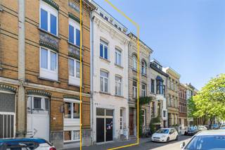 <p><span>Werbrouckstraat 36 - Anvers (2020)</span></p><p><span> </span></p><p><span>Maison spacieuse (272 m²) avec garage et espace extérieur orienté sud (25 m²) à Anvers (2020).</span></p><p><span>Cette propriété polyvalente est idéalement située à la frontière de Wilrijk et Hoboken, les deux centres de village étant accessibles à pied. Grâce à la proximité du bus, du tram, du train et du système de vélo-partage, vous bénéficiez d'une excellente accessibilité. En voiture, vous pouvez également vous rendre rapidement sur les routes de liaison environnantes.</span></p><p><span>Avec une surface habitable de pas moins de 272 m², cette propriété offre un espace et une flexibilité exceptionnels. Avec six chambres à coucher spacieuses, deux salles de bains et deux cuisines, c'est la maison idéale pour les grandes familles, la cohabitation ou la combinaison de l'habitat et du travail. Le garage intérieur (25 m²) et l'espace extérieur (25 m²) orienté au sud et nécessitant peu d'entretien complètent le tableau.</span></p><p><span>Vous entrez dans la maison par le grand hall d'entrée et l'escalier, avec l'accès au garage intérieur sur la gauche. A l'arrière, au rez-de-chaussée, se trouvent un coin salon, une cuisine supplémentaire, une salle d'eau et une grande cuisine à vivre. Il y a également des toilettes séparées pour les invités.</span></p><p><span>Au premier étage en mezzanine se trouve une deuxième cuisine habitable (20 m²) avec un équipement de base et des toilettes séparées. Les premier, deuxième et troisième étages ont une disposition similaire, avec une chambre spacieuse de 20 m² à l'avant et une deuxième chambre de 15 m² à l'arrière.</span></p><p><span>La deuxième mezzanine offre une autre chambre de 12 m², suivie de la deuxième salle de bains (8 m²), équipée d'une douche à l'italienne, d'un double lavabo et de toilettes.</span></p><p><span>Vous êtes à la recherche d'une maison exceptionnellement spacieuse avec de nombreuses possibilités pour une famille ou une colocation ? Ne manquez pas cette opportunité ! Surface habitable 272 m² – ref : surface brute de plancher. Pour plus d'informations ou une évaluation gratuite, visitez </span><span><span>www.hansimmo.be</span></span></p><p><span> </span></p>