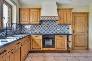 <p><span>Bent u op zoek naar een woning met ruimte én uitgebreide paardenfaciliteiten? Dan is deze eigendom in het landelijke Sint-Truiden iets voor u! Niet ver van verschillende wedstrijdfaciliteiten zoals Woutershof en Sentower Park.</span></p><p><span>Deze op te frissen landelijke woning beschikt over drie ruime slaapkamers en een badkamer met zowel een douche als een ligbad. Ook de keuken is volledig uitgerust. Bovendien beschikt het pand over zonnepanelen met thuisbatterij wat een positieve EPC-score geeft van 266 Kwh! Wat de woning dus onmiddellijk instapklaar maakt en er dus geen renovatieplicht van toepassing is.</span></p><p><span>Verder is de volledig woning onderkelderd. Dit biedt veel opslagplaats en dient ook als inpandige garage voor uw voertuig.</span></p><p><span>Het grote perceel van maar liefst 1,6 hectare is een droom voor paardenliefhebbers. U vindt hier twee stalgebouwen met in totaal 22 ruime stallen. Opgesplitst in 2 compartimenten van 8 en 14 boxen. Verder is er een binnenpiste en een buitenpiste.</span></p><p><span>Er zijn twee toegangspoorten voorzien. Eentje voor de woning en eentje voor de weides en de paardenfaciliteiten.</span></p><p><span>Geniet van de rust en natuur, terwijl u toch op korte afstand bent van het bruisende centrum van Sint-Truiden en vlotte verbindingen naar omliggende steden.</span></p><p><span> </span></p>