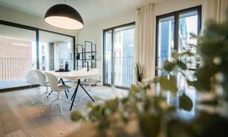 Royaal hoekapp. B21.301 in residentie CityGarden heeft 2 slpk. en is op de 3de verdieping gelegen. Het appartement (120 m²) omvat een inkom met toilet, berging, een badkamer met bad, 2 slpk., leefruimte met open keuken en grote raampartijen die uitgeven op het ruim terras. Het terras is ca. 35m² groot en grenst bovendien aan de rustige moestuin.<br /><br />Het appartement is voorzien van vloerverwarming en warmtepomp. De verwarming gebeurt via een eigen warmtenet (KWO-systeem met warmtepomp) dat in de zomer tevens ook voor koeling zorgt. Je wagen parkeer je vlot en gemakkelijk ondergronds. <br /><br />Bij elk app. hoort een ondergrondse autostaanplaats met berging en/of garagebox. Deze dient apart bij aangekocht te worden. Verder kun je een kelderberging of oplaadpunt bijkopen.<br />Vrije keuze bij verschillende leveranciers voor de binnen afwerking (vloertegels, badkamer &amp; keuken, etc.) Meer info? Contacteer onze sales consultants Inge Vancluysen of Marisa Marasco op het nr. 011 41 33 23.