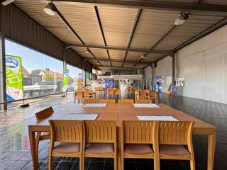 Uitstekend gelegen handelsruimte van 785 m² langs de bedrijvige Bruggesteenweg, dé belangrijkste invalsweg naar Roeselare en op amper 2 min van...