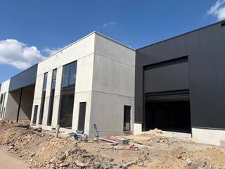 Twee aangrenzende KMO-units te koop als één geheel, goed voor een totale oppervlakte van 979m². Unit 1 omvat +/- 357m² gelijkvloers en een...