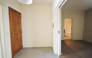In 2016 volledig gerenoveerd 1-slk appartement. Inkomhal met vestiairekast en gastentoilet, woonkamer (35 m²) met aansluitend ZW-terras (ca 6m²), toegang naar hoofdslaapkamer (ca 14m²) via schuifdeur en doorgang tot badkamer met ligbad en douchescherm. Volledig geïnstalleerde keuken en aansluiting voor wasmachine. Berg- en fietsenkelder. Verwarming en elektriciteit privatief. Bijdrage in de kosten €75/maand (incl water en onderhoud gemene delen). Ideaal eerste bewoning of investering.