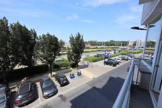Op één van de mooiste liggingen van Oostende heten wij u welkom in de residentie genaamd “Epsom”<br />Koop een splinternieuw appartement aan onder het stelsel van de registratierechten: 2 % of 12 % op de aankoopprijs.<br />Ontdek dit <strong>volledig gerenoveerde appartement</strong> op toplocatie in het hart van <strong>bruisend Oostende</strong>. Met zijn <strong>adembenemende uitzichten</strong>, <strong>zonnig terras</strong> en <strong>kwalitatieve afwerking</strong> is dit een echte parel aan de kust.<br />Gelegen op slechts <strong>200 meter van de Zeedijk</strong>, bevindt u zich hier op wandelafstand van winkels, restaurants, cafés en de vele bezienswaardigheden die Oostende te bieden heeft.<br /><strong>Indeling:</strong><br />Dit appartement bevindt zich op de <strong>2de verdieping</strong> van een kleinschalig gebouw met <strong>slechts één appartement per verdieping</strong>, wat zorgt voor maximale rust en privacy.<br /><br />Het appartement bestaat uit:
<ul>
<li><span><strong>Inkomhal</strong> met gastentoilet</span></li>
<li><span><strong>Lichtrijke woonkamer</strong> en eetruimte met grote raampartijen, uitzonderlijk veel natuurlijk daglicht en <strong>prachtige uitzichten en de Thermen van Oostende</strong></span></li>
<li><span><strong>Open, volledig uitgeruste keuken met kookeiland, voorzien van</strong> vaatwasser, combi-oven, elektrisch kookvuur, dampkap en ruime koelkast</span></li>
<li><span><strong>Badkamer</strong> met stijlvolle inloopdouche en lavabomeubel</span></li>
<li><span><strong>Twee volwaardige slaapkamers</strong>, met toegang tot het <strong>zonnige terras aan de achterzijde</strong></span></li>
</ul>
<strong>Extra troeven:</strong>
<ul>
<li><span>Gerenoveerd in <strong>2025</strong> met hoogwaardige materialen</span></li>
<li><span><strong>Eén appartement per verdieping</strong> – gegarandeerde privacy</span></li>
<li><span><strong>Individuele condensatieketel op aardgas</strong></span></li>
<li><span><strong>Elektriciteit conform het AREI</strong></span></li>
<li><span><strong>Asbestveilig</strong></span></li>
<li><span><strong>Het ganse gebouw werd volledig vernieuwd, inclusief gevel, lift, etc.</strong></span></li>
</ul>
<strong>📞</strong><strong> Interesse?</strong><br />Bent u op zoek naar een <strong>modern, instapklaar appartement met mooie uitzichten</strong> in Oostende?<br />Neem dan snel contact op voor een bezoek!<br />📱 <strong>0495/50.69.20</strong><br />✉️ <strong>nicolas@jolieinvest.be</strong><br /><br /><br />