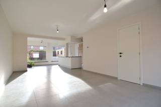 Deze woning is gelegen in Wevelgem nabij winkels, scholen en openbaar vervoer en belangrijke invalswegen. Bovendien is er voldoende...