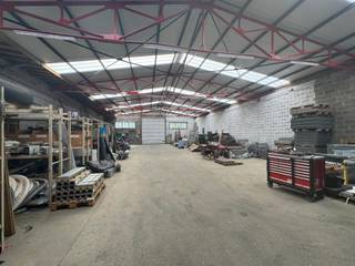 Opslagruimte te huur in Ninove, centraal gelegen tussen Brussel, Aalst en Geraardsbergen. De ruimte van 350 m² biedt een vrije hoogte van 4 meter...