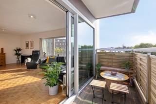 <p>Dit lichtrijk 3-slaapkamerappartement ligt zeer centraal aan het Arenbergpark, de fiets is van hieruit de snelste verbinding naar Gasthuisberg, Imec, KULeuven en Leuven centrum. Sport, ontspanning, scholen, winkels, openbaar vervoer op wandel- of fietsafstand. Het appartement bevindt zich op de vierde verdieping en werd in 2024 gerenoveerd. De troeven zijn de lichtrijke living en open keuken, de 3 ruime slaapkamers, recente badkamer en apart toilet.<br />EPC B-label, elektriciteit conform, asbestveilig en hoog rendements zonwerend glas!<br />Voor het gebouw is er een gemeenschappelijke bewonersparking, in de ondergrondse garage is er een gemeenschappelijke fietsenparking.<br />Bijkomend heb je de mogelijkheid om de ondergrondse gesloten parkeergarage aan te kopen voor 30.000,- €!</p><p>Heb je interesse en wil je een bezoek inplannen? Bel <strong>+32 484 58 00 24 </strong>of <strong>frank.geurts@living-stone.be</strong></p>