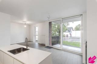 Ruim en licht nieuwbouwappartement op zeer goede ligging te Deurne Zuid nabij het Boekenbergpark, winkels op wandelafstand! <br /><br />Zeer mooie afwerking, instapklaar en beschikbaar vanaf 01-10. <br /><br />Indeling: inkomhal met vestiaire, apart toilet en wasberging. Ruime leefruimte met open volledig ingerichte keuken (alle toestellen) en aansluitend een mooi zuidgericht terras. <br />Twee grote slaapkamers, ruime badkamer met inloopdouche en dubbel lavabomeubel. <br /><br />Bijzonderheden:<br />Gelegen op de 1e verdieping, lift aanwezig. Beveiligde fietsenberging. <br />Ondergrondse autostaanplaats dient bijgehuurd te worden voor 60 euro per maand. <br />Maandelijkse kosten 55 euro. Alle verbruik met eigen meters. <br />Zeer energie-zuinig appartement: EPC score slechts 98kWh/m²!<br /><br />Vraag snel uw bezoek aan via: https://mijnhuurprofiel.be/property/6fd4dab0-ff41-4f80-950b-0d47a82af153