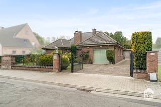 <p>Op zoek naar een <strong>ruime, energiezuinige villa (EPC C) op een rustige en groene locatie</strong>? Gevonden!<br /><br />De woning beschikt over <strong>vernieuwd buitenschrijnwerk</strong>, zonnepanelen met 3 thuisbatterijen, een <strong>recente keuken</strong> en <strong>centrale verwarming </strong>via convectoren en radiatoren met een<strong> condensatieketel met buitenvoeler.</strong><br /><br />De villa beschikt over<strong> 4 ruime slaapkamers</strong>, met de <strong>mogelijkheid om uit te breiden</strong> naar 5 of zelfs 6 slaapkamers. Daardoor is deze woning ideaal voor grotere gezinnen, maar ook voor wie extra ruimte zoekt voor een bureau, hobbykamer of logeerkamer. Bovendien is er de <strong>mogelijkheid om volledig gelijkvloers te wonen</strong>, wat ze bijzonder interessant maakt voor wie comfortabel en toekomstgericht wil wonen.</p>
<p>Een absolute troef is de <strong>dubbele garage</strong> met een elektrische garagepoort en een elektrische garagepoort. Daarnaast beschikt de woning over een <strong>grote oprit voor meerdere wagens</strong>, afgesloten door een automatisch hek. </p>
<p>Dankzij de<strong> rustige, groene ligging</strong> geniet je van een aangename woonomgeving, terwijl <strong>scholen, openbaar vervoer </strong>en andere voorzieningen zich<strong> </strong>op korte afstand<strong> </strong>bevinden.</p>
<p><strong>Interesse? Contacteer ons vandaag nog voor meer informatie of een bezoek via living@era.be of 053 41 40 25.</strong></p>