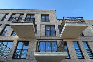 <strong>Maak vrijblijvend uw afspraak voor een individuele rondleiding op de werf en ontdek de troeven van dit project.</strong><br /><br />Dit tweeslaapkamer appartement van 91,40 m² beschikt over een inkomhal met toegang tot de lichtrijke eet- en leefruimte, een open keuken met voldoende opbergruimte, twee slaapkamers, een afzonderlijk toilet en een badkamer voorzien van een wastafel en een inloopdouche. Het appartement heeft een oostelijk georiënteerd terras van 8,10 m². <br /><br />Residentie 'Thuis aan de Statie' is een centraal gelegen en energiearm nieuwbouwproject bestaande uit 29 kwalitatief afgewerkte appartementen met 1, 2 en 3 slaapkamers en ruime zonneterrassen verspreid over het gelijkvloers, de eerste, tweede en derde verdieping. Naast de future-proof technieken, vrij van fossiele brandstoffen, en het lastenboek wordt een nadruk gelegd op het sociale aspect, waarbij een gezamenlijk daktuin van 300 m² wordt voorzien. Het hoge comfort vertaalt zich in het gebruik van efficiënte, vooruitstrevende technieken, waarbij ieder appartement werd voorzien van een eigen warmtepomp in combinatie met vloerverwarming. De appartementen worden ook uitgerust met een ventilatiesysteem type D. Er zijn 18 bovengrondse staanplaatsen voorzien.<br /><br />Verlaagd BTW-tarief van 6% mogelijk op de volledige constructiewaarde, nu ook voor investeerders mits min. 15 jaar verhuur.<br /><br />Benieuwd? guillian@landbergh.be of 09 278 78 79.