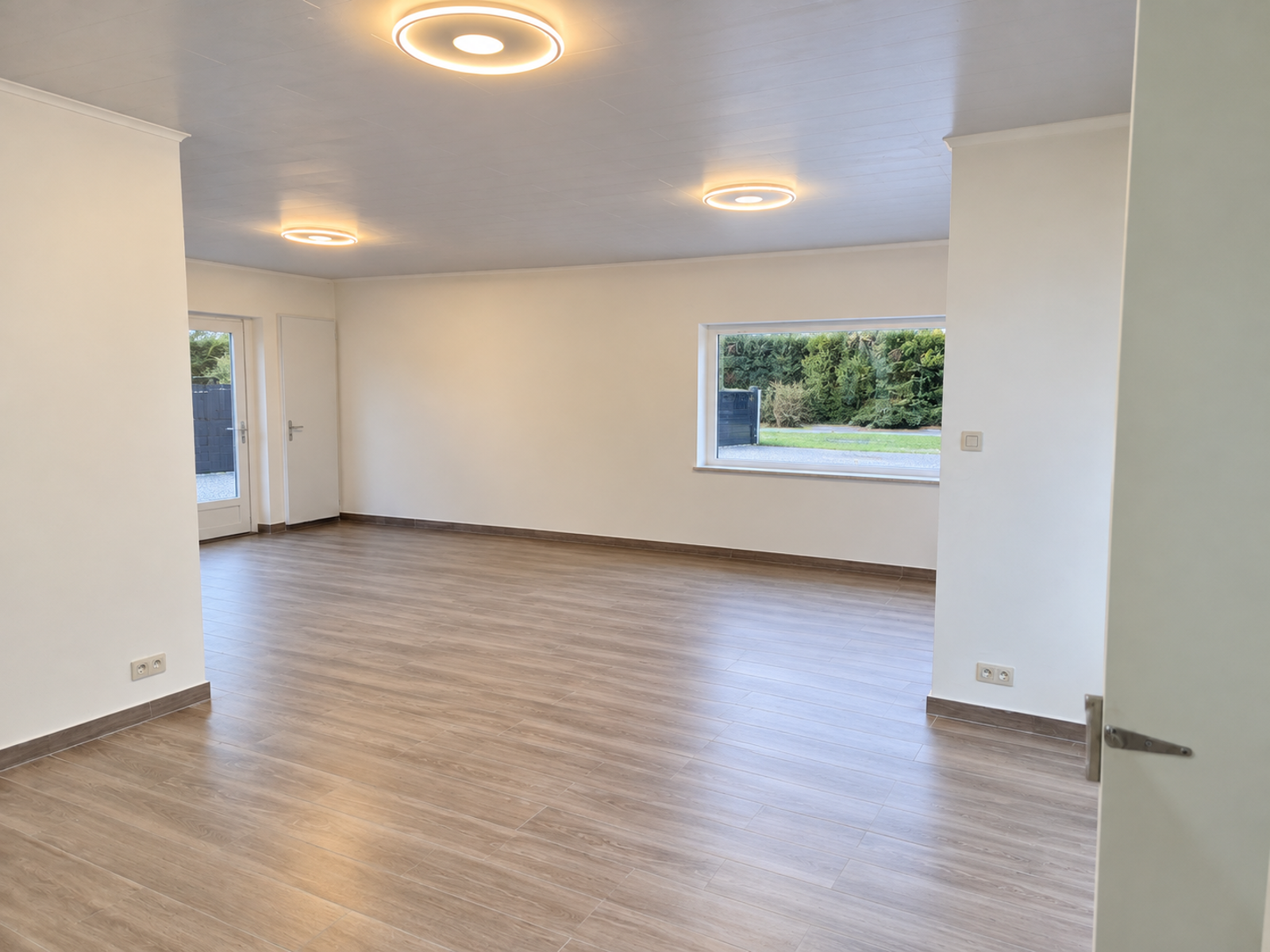 Volledig vernieuwde bungalow, 3 slpk, grote tuin en garage - foto 4