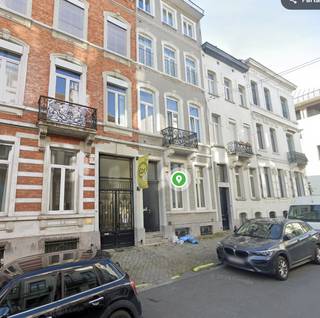 <p>For rent: two-level commercial space ideally located at Rue Philippe Le Bon 15, 1000 Brussels, in the heart of the <strong>European Quarter</strong>. This strategic location offers <strong>high pedestrian traffic</strong> and excellent <strong>street visibility</strong> thanks to a <strong>wide display window</strong>.</p>
<p>The property spans two floors, providing <strong>flexible space</strong> suitable for various uses such as <strong>retail, office, liberal profession, showroom</strong> or wellness salon. The layout allows for a clear separation between client-facing and work/storage areas.</p>
<p><strong>Highlights:</strong></p>
<ul>
<li>
<p>Central location near European institutions</p>
</li>
<li>Easy access via metro Schuman, bus and train</li>
<li>
<p>Dynamic and secure neighborhood</p>
</li>
<li>
<p>Available immediately</p>
</li>
</ul>
<p>A rare opportunity in one of Brussels’ most sought-after districts.</p>