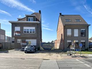 Dankzij de ligging ben je binnen de tien minuten in centrum, de dijk en heb je vlotte connectie naar A12.<br />Winkels, openbaar vervoer, scholen, ... bevinden zich op wandelafstand.<br /><br />Het perceel is geschikt voor een ruime woning met op gelijkvloers 17 m diepte om uit te bouwen en dan nog een prachtige Z-tuin met uitgang via achterzijde via de servitude (recht van uitweg) langs de woning links. Verder kan je nog verdiep + puntdak opbouwen. Met de maximale bouwdieptes kom je ruim boven 200 m² bewoonbaar.<br />Kom je graag perceel bekijken ?<br />Neem gerust uw architect mee om de mogelijkheden te bekijken.