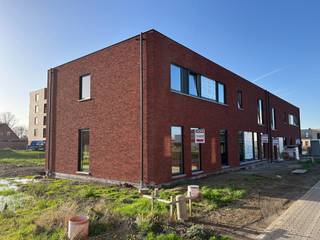 <strong>Nieuwbouwwoningen te koop te Ieper</strong><br /><br />“DE VLOEI” Lot 132<br /><br />Halfopen nieuwbouwwoning met tuin !<br /><br />Duurzame 3 slaapkamer woning voorzien van warmtepomp, vloerverwarming, ventilatiesysteem D en zonnepanelen.<br />E-peil 20 !<br /><br />Volledige afwerking : Keuken, vloerafwerking beneden en boven, terras, tuin, ...<br /><br />Woning voorzien van :<br />* inkomhal, vestiaire , toilet<br />* lichtrijke leefruimte<br />* Ruime open keuken <br />* Wasplaats <br />* Tuin met tuinberging<br /><br />Verdieping :<br />* 3 slaapkamers<br />* Badkamer (dubbel meubel, inloopdouche , bad , toilet)<br />* Bovenberging<br /><br />E-peil max 20 !<br /><br />Neem contact voor een bezoek via 051 21 11 11 of matias@imfiro.be