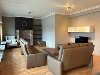 Kruisem: ruime stadswoning te huur met 3 slaapkamers en grote tuin.In het centrum van Kruisem bevindt zich deze zeer ruime stadswoning met een...