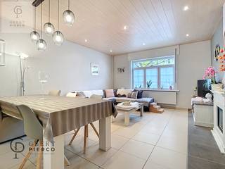 Te midden van het historisch stadscentrum van Zoutleeuw treffen we deze gezellige, instapklare rijwoning. Winkels, scholen maar ook het uitgestrekt natuurgebied Het Vinne ligt om de hoek...<br /><br />De inkomhal - die doorgang geeft tot de woonkamer - voorziet achteraan het gastentoilet en de berging.<br />De ruime woonkamer kan worden opgedeeld in een knusse zithoek, een centrale eetplaats en aan de achterzijde de geïnstalleerde keuken. Via de keuken is er toegang tot het stadskoertje met berging.<br /><br />De eerste verdieping vind je de nachthal, twee zeer ruime slaapkamers en de badkamer met douche en toilet.<br />Via het toegangsluik is de zolderruimte bereikbaar. Mits enkele aanpassingenwerken kan de zolder omgevormd worden tot bijkomende slaapkamers.<br /><br />Kortom kan deze starterswoning op termijn worden uitgebreid naar een volwaardige stadswoning met meerdere slaapkamers.<br /><br />Interesse? Mail gerust via info@pierco.be<br /> 