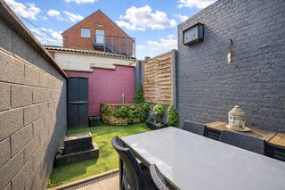 <p>***A VENDRE*** - Charmante maison 2 façades rénovée en 2012 et idéalement située à Enghien, proche des écoles, commerces et transports en communs.<br /><br />Au rez-de-chaussée la maison se compose d’un spacieux séjour et salon de 32m², parfait pour accueillir famille et amis, ainsi que d’une cuisine de 12m² entièrement équipée de la marque Smeg. À l’extérieur, vous profiterez d’un agréable jardin et d’une terrasse idéalement orientés sud-ouest, parfaits pour les moments de détente ensoleillés<br /><br />À l’étage, vous trouverez une première chambre de plus de 13m² ainsi qu’une salle de bain entièrement fonctionnelle et un WC séparé.<br />De plus, un grenier de 32 m², aménagé en deuxième grande chambre, offre un beau potentiel d’aménagement pour la création d’une troisième chambre, d’un bureau ou d’un espace polyvalent selon vos besoins.<br /><br />La maison dispose également d'une cave, pour plus de rangements.<br /><br />Atouts : châssis en PVC double vitrage, chaudière au gaz à condensation et PEB C (n°20260211006272).<br /><br />Pour tout complément d'information et pour planifier une visite, contactez-nous dès maintenant au 02 770 31 33 ou au 0472 86 31 60 (Marie) et par mail à marie.g@weinvest.be</p>