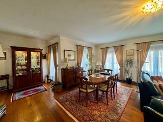 <p><span>Halfopen bebouwing in rustige straat te As</span></p><p><span>Deze charmante halfopen bebouwing is gelegen in de rustige straat Overeinde in As, op een perceel van 6a 79ca. De woning, gebouwd in 1974, beschikt over een bewoonbare oppervlakte van 172 m² en biedt tal van troeven voor wie op zoek is naar ruimte en comfort.</span></p><p><span>Bij het betreden van de woning komt u in een ruime inkomhal met gastentoilet. Van hieruit heeft u toegang tot de lichtrijke eet- en woonkamer, afgewerkt met een stijlvolle parketvloer. De woonkamer is uitgerust met een gezellige gashaard en convectoren, wat zorgt voor extra comfort.</span></p><p><span>Aansluitend bevindt zich de keuken van Gopa, voorzien van een duurzaam granieten werkblad. Zowel het werkblad als de vloer werden vernieuwd in 2013.</span></p><p><span>Via de nachthal bereikt u drie slaapkamers: twee ruime kamers en één kleinere kamer, die momenteel ingericht is als bureauruimte. De badkamer is uitgerust met een douche, toilet en een ruim badkamermeubel.</span></p><p><span>De woning beschikt over een kelder waar zich de aansluitingen voor wasmachine en droogkast bevinden, evenals de aardgasketel van Viessmann. Daarnaast is er een geïsoleerde zolder aanwezig.</span></p><p><span>Op vlak van energie en duurzaamheid zijn er reeds 12 zonnepanelen geplaatst in 2022. Verder is de woning voorzien van dubbele beglazing met houten ramen, rolluiken en heeft ze een EPC-score C.</span></p><p><span>Buiten geniet u van een aangenaam terras met zonnewering en een verzorgde tuin met tuinhuis. De ruime garage biedt plaats aan twee wagens en is uitgerust met een elektrische poort.</span></p><p><span>Kortom, een goed onderhouden woning gelegen in een rustige en aangename buurt.</span></p><p><span> </span></p><p><span>Meer info of graag een bezichtiging? Neem contact op met Iris via 0483 110875 of Iris@jemar.be</span></p>