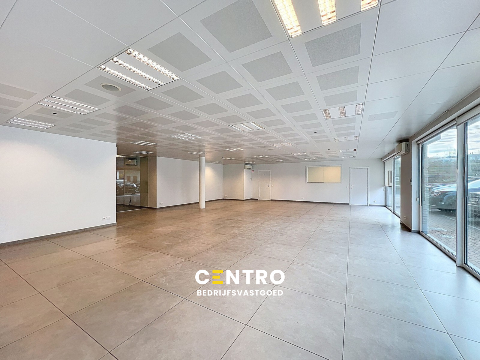 Volledig instapklare LICHTRIJKE commerciële ruimte ± 185m² (kantoor, diensten, vrije beroepen,...) in het CENTRUM! - foto 1