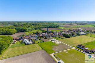Welkom in deze alleenstaande woning in Ruiselede. Een plek waar leven en werken perfect in balans komen. ’s Ochtends ontwaken, koffie op het terras,...