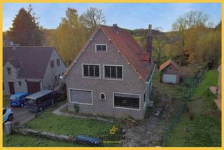 Immo Van Middelem vous propose cette maison A RÉNOVER, située au calme sur un terrain de ± 8a50ca, comprenant 4 chambres (possibilité d’en...