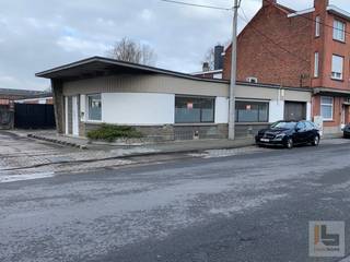 Deze MULTIFUNCTIONELE handelsruimte (130m² + 30m² kelder) is gelegen in hartje Roeselare nabij centrum & station én biedt een vlotte bereikbaarheid...