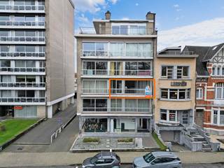 <p>Voor meer info of een bezoek, bel 053 59 49 33 - Op de <strong>Parklaan </strong>in Aalst bevindt zich dit <strong>instapklare appartement (99 m²)</strong> op de tweede verdieping van deze residentie (lift aanwezig). Openbaar vervoer, scholen, winkels, het centrum van Aalst en de oprit van de autostrade bevinden zich in de korte nabijheid! Het appartement omvat een ruime inkomhal die toegang geeft tot de lichtrijke eet- en leefruimte met aansluitend <strong>de vernieuwde keuken</strong>. Via de inkomhal bereikt men de <strong>twee slaapkamers</strong>, de badkamer (douche, dubbele lavabo), een berging en het apart toilet. De badkamer en apart toilet zijn recent <strong>gerenoveerd</strong>. Het appartement beschikt zowel aan de <strong>voorzijde als aan de achterzijde over een terras.</strong> Verder omvat het appartement een ruime bergkelder (9m²). <strong>Afgesloten garagebox achteraan het gebouw bij aan te kopen voor €25.000</strong>. Momenteel is het appartement verhuurd, ideaal dus als investeringspand maar ook voor eigen bewoning!</p><p></p>