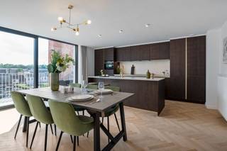 <p><span>Op de Grote Markt van Lier bevindt zich dit stijlvol en </span><span>volledig gerenoveerd</span><span> duplex appartement, waar </span><span>luxe</span><span>, karakter en een uitzonderlijke ligging naadloos samenkomen. Hier woon je midden in het stadsleven, met winkels, horeca en alle voorzieningen op wandelafstand, en de gezellige terrassen die de Grote Markt bij mooi weer tot leven brengen. </span></p><p><span>De lichtrijke leefruimte ademt elegantie en biedt een uniek </span><span>uitzicht op het stadhuis en de Markt</span><span>. Authentieke glas-in-loodramen werden zorgvuldig behouden en esthetisch geïntegreerd, met tegelijk aandacht voor energiezuinig wonen. Aansluitend bevindt zich de open, volledig uitgeruste </span><span>leefkeuken</span><span> met voldoende ruimte voor een grote eettafel, ideaal voor gezellige momenten met familie of vrienden.</span></p><p><span>Via het schuifraam aan de achterzijde bereik je het </span><span>zuidgericht terras</span><span>, een waardevolle buitenruimte waar je in alle rust kan genieten, midden in de stad. Op dit niveau vinden we daarnaast nog een gastentoilet en een praktische berging met aansluiting voor wasmachine en droogkast.</span></p><p><span>De bovenverdieping omvat een ruime master bedroom met aangename lichtinval, een badkamer met inloopdouche en een tweede toilet. Daarnaast is er een extra </span><span>polyvalente ruimte</span><span> die perfect kan dienen als bureau, dressing of tweede slaapkamer, afhankelijk van jouw noden.</span></p><p><span>Verder beschikt het appartement over een privatieve kelderberging van ca. 12 m², een lift in het gebouw en </span><span>parkeermogelijkheden in de nabije omgeving</span><span>. Dankzij de grondige renovatie geniet het appartement bovendien van een gunstige energieprestatie met </span><span>E-peil 73</span><span>.</span></p><p><span>Een unieke woonkans voor wie op zoek is naar karaktervol en energiezuinig wonen op een iconische locatie in het hart van Lier.</span></p>