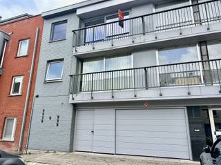 Cet appartement de 2 chambres est situé au 2ème étage de la résidence Steurbaut à Ename.L'appartement comprend un hall d'entrée, 2 chambres, une...