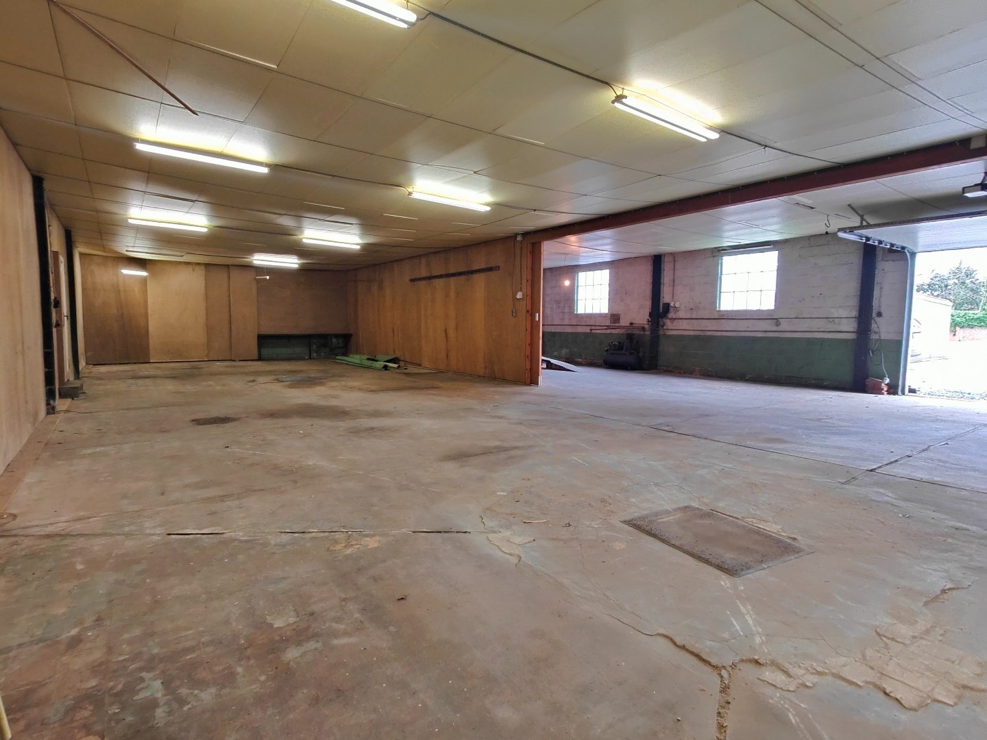 centraal gelegen loods van 284m² met automatische inrijpoort - foto 5