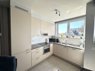 Instapklaar en recent appartement op toplocatie in Nieuwpoort-Stad<br /><br />Ontdek dit gezellige en uitstekend onderhouden appartement uit 2016, ideaal gelegen in het hart van Nieuwpoort-Stad.<br />Dankzij de moderne afwerking, conforme elektrische keuring en uitstekende isolatiewaarde geniet u hier van optimaal wooncomfort en een energiezuinige woning.<br /><br />Het appartement beschikt over een ruime slaapkamer, een lichtrijke leefruimte met open, volledig ingerichte keuken en een zonnig terras waar u heerlijk kunt ontspannen.<br />De aangename indeling en de verzorgde inrichting maken dit appartement volledig instapklaar.<br /><br />Extra troeven zijn de praktische fietsenberging en de autostandplaats op het gelijkvloers, verplicht mee aan te kopen voor € 24.000.<br /><br />De centrale ligging is een absolute meerwaarde: op wandelafstand van openbaar vervoer, winkels, gezellige restaurants aan de Kaai en het bruisende marktplein.<br /><br />Een ideale woonst of tweede verblijf aan de Belgische kust!<br /><br />Troeven:<br />* Recent gebouw (2016)<br />* Conforme elektrische installatie<br />* Uitstekende isolatie en energiezuinig<br />* Ruime slaapkamer<br />* Lichtrijke leefruimte met open keuken<br />* Zonnig terras<br />* Fietsenberging<br />* Autostandplaats op het gelijkvloers (€ 24.000)<br /><br />Centrale ligging nabij winkels, horeca en openbaar vervoer<br /><br />Een ideale opportuniteit voor wie comfortabel wil wonen of investeren in het charmante Nieuwpoort-Stad.