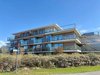 Op zoek naar comfortabel en zorgeloos wonen aan de kust? Deze moderne assistentiewoning (hoekappartement) combineert rust, luxe en een ideale ligging vlak bij het centrum én het strand van Sint-Idesbald. Het appartement beschikt over twee volwaardige slaapkamers, ruime en zonnige terrassen, en is volledig instapklaar afgewerkt. Perfect voor wie meteen wil genieten van zijn nieuwe thuis zonder extra zorgen. De residentie biedt bovendien tal van extra faciliteiten die uw wooncomfort naar een hoger niveau tillen: een volledig uitgeruste fitnessruimte, een wellness met ontspanningsmogelijkheden en een gezellige bibliotheek om in alle rust te lezen of anderen te ontmoeten. Res. 't Zout 0201