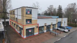 Kantoor van ca. 63 m² op een centrale ligging te Roeselare-Rumbeke. Ideale kantoorruimte voor starters of vrije beroepen. Troeven: - eigen kitchenette in aparte ruimte- sanitair- serverlokaal/berging- 2 verschillende kantoren/vergaderalenVeel lichtinval door ramen op 2 zijden.Bent u op zoek naar bedrijfsvastgoed bestaande uit een kantoor te huur in Roeselare? Aarzel dan niet om ons te contacteren op het nummer 051 21 22 23.