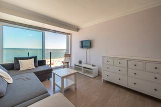 <p>Res. The Beach.<br />Instapklare studio gelegen op de 9e verdieping op Zeedijk-Duinbergen met zeer mooi zeezicht. <br />De indeling van deze studio is als volgt:<br />Leefruimte dat via een grote raampartij en balkon een mooi frontaal zeezicht geeft. De open leefruimte grenst aan een aparte keukenruimte. <br />De badkamer is ingericht met douche, lavabo en toilet. <br />Bij de studio hoort een privatieve berging in de kelderverdieping, evenals een ruime gemeenschappelijke fietsenberging. Het gebouw werd uitgerust met een nieuwe lift en recent werd een nieuwe CV-installatie geplaatst. <br />Mogelijkheid tot aankopen vlot toegankelijke garagebox in Van Hoenackerpad. <br /><br />Ref. A709</p>