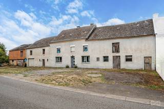 WE INVEST Sud-Luxembourg presents this property complex to be renovated, located on Rue des Cigognes in Hachy, offering excellent potential for a renovation or property development project. Set on a 14.07-are plot, the property comprises a house together with several outbuildings, former stables and storage areas. The main building and its outbuildings offer a ground footprint of approximately 450 m² per level, providing generous volumes and numerous possibilities for redevelopment. Subject to the necessary planning permissions, the property could potentially accommodate up to 4 housing units, making it an attractive opportunity for an investor or developer. The property benefits from a west-facing garden, ideal for enjoying natural light at the end of the day. Numerous parking spaces at the front of the property are an additional asset, particularly for a residential development project. A rare property offering numerous possibilities for renovation, conversion and development, ideal for an investor or anyone looking to bring an ambitious property project to life. The potential creation of housing units is indicative only and remains subject to obtaining the necessary planning permissions. Price: €295,000 Contact us: +32 (0)63 33 00 69 – sud.luxembourg@weinvest.be