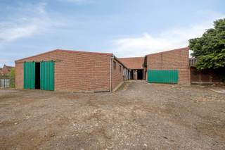 Deze eigendom is gelegen in het centrum van Lauw, een landelijke gemeente van Tongeren.<br /><br />Via de poort kom je binnen op de binnenkoer met toegang tot de woning en stallen. De grote poort achteraan geeft doorgang tot enkele stallen en de grote opslagruimte.<br /><br />Indeling woning: <br />x centrale inkomhal met trap naar de verdieping; <br />x vooraan de zitkamer. De schouw kan gebruikt worden voor een kachel of pellet; <br />x aparte eetkamer met doorgang keuken en toegang tot de ruime gewelfde kelder; <br />x ingerichte keuken met buitendeur; <br />x naastgelegen badkamer met ligbad, douche, lavabomeubel en toilet.<br />x de kelder is koel en ruim, hier bevindt zich ook de CV-installatie.<br /><br />Op de verdieping: <br />x 2 ruime slaapkamers; <br />x tussenkamer, ideaal als bureel of dressing; <br />x vaste trap naar de zolderruimte. Deze is niet ingericht en biedt ruimte voor extra kamers.<br /><br />Rondom de binnenkoer enkele kleine stallen.<br />Via de grote poort zijn er nog enkele stallen en opbergruimte, en achteraan een grote opslagruimte gebouwd in 2011 met een breedte van 13m50 en een diepte van 20m.<br /><br />INTERESSE? Maak telefonisch een afspraak voor bezichtiging op het nummer 012 23 00 23 of mail uw vragen aan roland@immo-leroi.be.