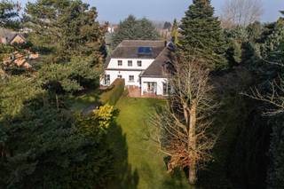 Vous êtes à la recherche d'une villa spacieuse et unique, avec une construction solide, des finitions de haute qualité et une intimité totale ?...