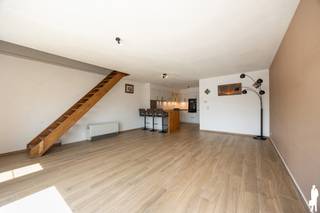 Op zoek naar een <strong>instapklaar </strong>appartement met verrassend veel ruimte, een moderne afwerking én een uitstekende ligging? Dan is dit volledig vernieuwde duplex appartement in Sint-Niklaas zeker een bezoek waard!<br /><br />Met een bewoonbare oppervlakte van ca. 111 m², twee volwaardige slaapkamers, een ruime leefruimte, moderne keuken en badkamer én een grote zolder als extra bergruimte, biedt dit appartement alle <strong>comfort </strong>voor wie zorgeloos wil wonen. De centrale ligging vlakbij het station, winkels, scholen en openbaar vervoer maakt het plaatje compleet.<br /><br />Indeling<br />- Gelijkvloers<br />- Gemeenschappelijke inkomhal<br />- Verzorgde private inkomhal<br />- Apart <strong>gastentoilet</strong><br />- Praktische berging<br />- Zeer ruime en <strong>lichtrijke </strong>leefruimte<br />- Open, volledig vernieuwde keuken met kwalitatieve toestellen en zitplaats<br /><br />Eerste verdieping<br />- Nachthal<br />- Twee <strong>volwaardige </strong>slaapkamers<br />- <strong>Moderne </strong>badkamer met inloopdouche en regendouche<br /><br />Zolder<br />- Bereikbaar via een uitklapbare trap<br />- Ruime zolder van ca. 23 m² (hoogte ca. 1,75 m)<br /><br />Buitenruimte<br />- <strong>Privatieve staanplaats afzonderlijk aan te kopen voor €15.000</strong><br /><br />Extra troeven<br />- Volledig <strong>vernieuwd </strong>en instapklaar<br />- Elektriciteit conform <br />- Nieuwe keuken en stijlvolle badkamer<br />- Vernieuwde verwarmingsinstallatie<br />- Dak <strong>geïsoleerd </strong>(20 cm)<br />- Nieuwe ramen met <strong>dubbele </strong>beglazing<br />- Elektrische rolluiken<br />- EPC-label C - <strong>geen</strong> <strong>renovatieverplichting</strong>! <br />- Lage maandelijkse syndicuskosten <br /><br />Graag meer informatie of een bezoek? Contacteer ons via 03.377.55.00 of waasland@deboerenpartners.be