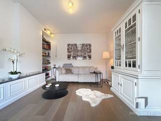 <p><span>De authentieke uitstraling van de woning komt meteen tot uiting in de mooie bakstenen gevel en de charmante architecturale details, die zorgen voor een tijdloze en statige indruk, dit met hedendaags comfort. <br />Een ideale thuis voor wie houdt elegantie en een unieke uitstraling.<br />Hoewel de woning niet over een tuin beschikt, is er aan de voorgevel wel een terras waar u perfect tuinmeubelen kunt plaatsen om gezellig buiten te zitten.<br />Met een bewoonbare oppervlakte van 200m² biedt deze woning een doordachte indeling met 3 volwaardige slaapkamers en 2 uitgeruste badkamers. <br />Gelegen aan de voet van het gezellige Scherpenheuvel, bevindt deze woning zich op een vlotte afstand van winkels, diensten en andere voorzieningen. </span></p><p><span>Dankzij de goede bereikbaarheid geniet u hier van een praktische ligging in een aangename omgeving.</span></p><p><span>INDELING:<br />In de inkomhal wordt u verwelkomd door de trap met rode loper. Dit geeft het interieur extra cachet en onderstreept het gevoel van klasse en grandeur.  </span></p><p><span>De stijlvolle woonkamer met inbouwkasten zorgt voor een warm en uitnodigend gevoel. De ruime, ingerichte keuken heeft plaats om een grote eettafel te zetten. </span></p><p><span>Aan de keuken vinden we een bijkeuken met voldoende opbergruimte. <br />Onder de trap is er een toilet voorzien en is er tevens de toegang tot de kelderberging.</span></p><p><span>Op de eerste verdieping treffen we een prachtige master bedroom met een balkon met zicht op de basiliek. </span></p><p><span>De statige nachthal geeft verder toegang tot een vernieuwde badkamer met een inloopdouche, een lavabomeubel en een toilet en een dressing.<br />Op de zolderverdieping zijn er 2 ruime slaapkamers waarvan 1 met badkamer voorzien. Op deze tweede verdieping is er ook nog een wasplaats met een inbouwkast geïnstalleerd.<br />De 2 slaapkamers zijn ruim opgevat en zijn alle 3 van inbouwkasten voorzien.<br />Er is een warmtepomp lucht/lucht voorzien waarmee je kan opwarmen of afkoelen in de keuken en 2 slaapkamers.</span></p><p><span>Zoekt u een stijlvolle herenwoning met een warme uitstraling, veel comfort en een gevoel van grandeur, en is een tuin voor u geen vereiste? Dan voelt u zich hier ongetwijfeld meteen thuis.</span></p><p><span>Interesse? Neem gerust contact op voor meer informatie of een bezoek ter plaatse.<br />Contacteer ons voor een bezoek op 013 31 25 22 of mail <span>nathalie@immodiest.be</span></span><span><br />We helpen je met een glimlach verder op zoek naar jouw nieuwe thuis.</span></p><p><span>In afwachting van het bezoek kan u alvast de virtuele tour bekijken.</span></p><p><span> </span></p>