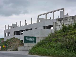 Logistieke bedrijfshal in aanbouw met een oppervlakte van 7019m². Vrije stapelhoogte van 11m. loskades voorzien, aanpalend 3 x 360m²...