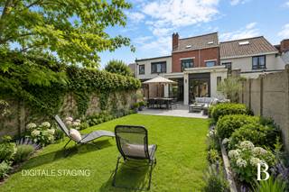 Ruime gezinswoning met zonnige tuin in Brasschaat
Locatie:
Gelegen in de rustige en gegeerde wijk Mariaburg te Brasschaat, bevindt deze woning zich op een centrale ligging met vlotte verbindingen naar invalswegen, scholen en winkels. De groene omgeving en het residentiële karakter maken dit een ideale plek voor gezinnen.
Indeling:
Bij het betreden van de woning komt u in de inkomhal die toegang geeft tot de keuken met aansluitend de leefruimte met zicht op de tuin.
Op de eerste verdieping bevinden zich twee ruime slaapkamers en een badkamer. De tweede verdieping herbergt nog eens twee volwaardige slaapkamers. Daarnaast beschikt de woning over een praktische kelder en een zolder die extra opslagruimte biedt.
Troeven:
• Bewoonbare oppervlakte van ca. 183 m²
• Vier volwaardige slaapkamers verdeeld over 2 verdiepingen
• Zonnige tuin van ca. 165 m²
• Kelder en zolder aanwezig
• Rustige en centrale ligging
Stedenbouwkundige inlichtingen in aanvraag.
Technisch:
De woning is te renoveren en beschikt over een EPC-score F. Dit biedt de mogelijkheid om de woning volledig naar eigen smaak en volgens de huidige normen in te richten.
Koopt u als enige en eerste woning? Dan geniet u van het verlaagde tarief van 2% verkooprechten.
Bent u reeds eigenaar? Verkoop uw eerste eigendom binnen de 2 jaar en profiteer alsnog van deze gunstmaatregel.
Voor meer informatie of een gratis waardebepaling van uw vastgoed, even bellen op het nr. 03/345.88.99.