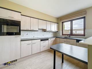 Dit appartement bevindt zich op het gelijkvloers van een kleinschalig gebouw en beschikt over een inkomhal met apart toilet en bergruimte, een...